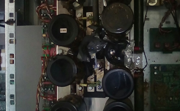 scoppio condensatore con incendio contenuto con estintore