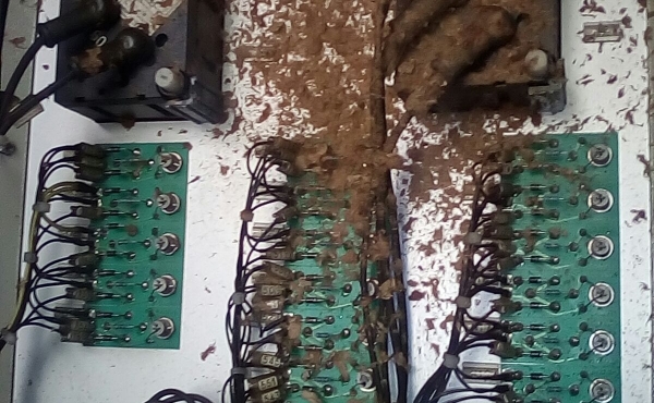 spagimento carta e metallo per scoppio condensatore